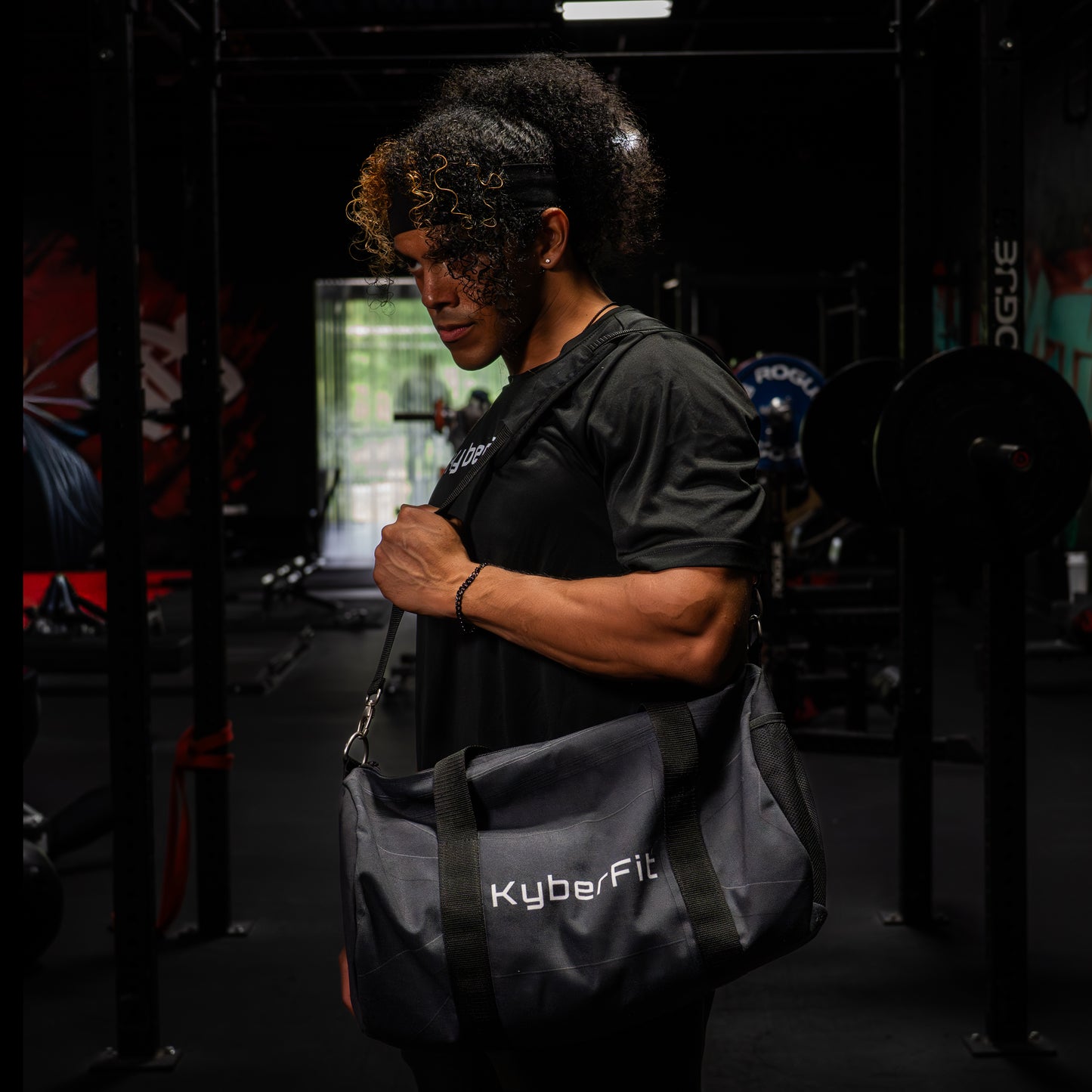 KyberDuffel 1.0 – Double zipper duffel bag w/ removable shoulder strap.